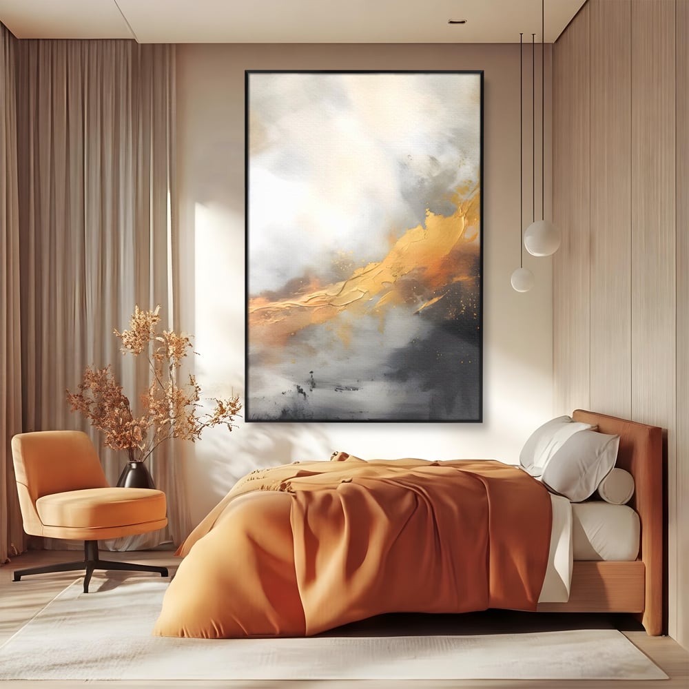Tablou canvas cu pictura abstracta cu tusa aurie si tonuri gri, in rama de aluminiu negru, pe perete intr-un dormitor